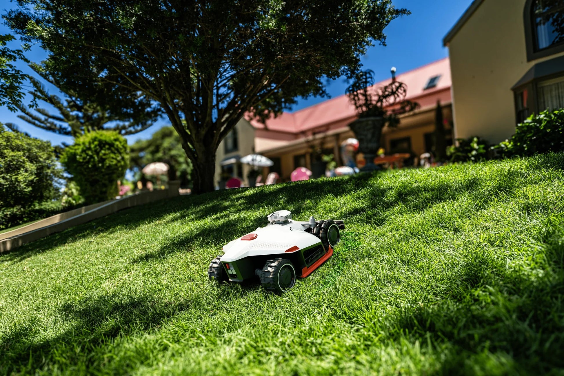 LUBA2 AWD 5000X - För 5000m2 Gränskabelfri Robotgräsklippare